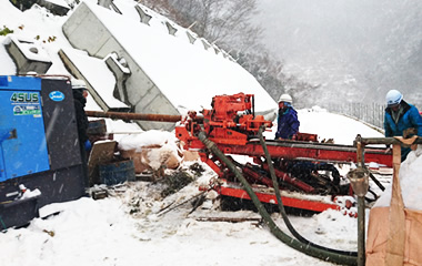 雪の中での削孔作業